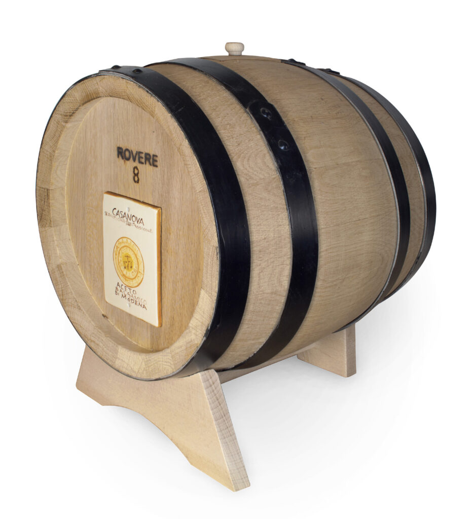 Botte in legno Casanova con cerchi neri e supporto.