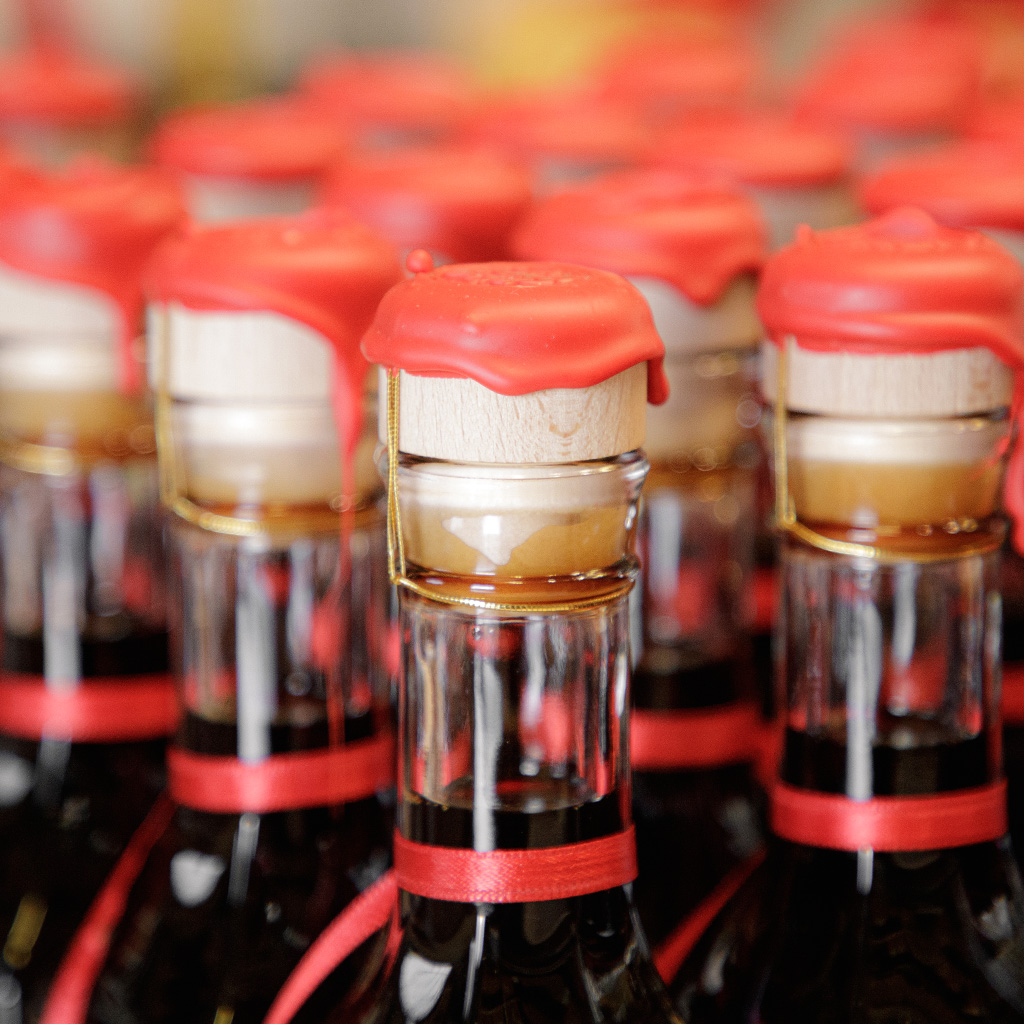 Bottiglie di balsamico Casanova con sigillo rosso.