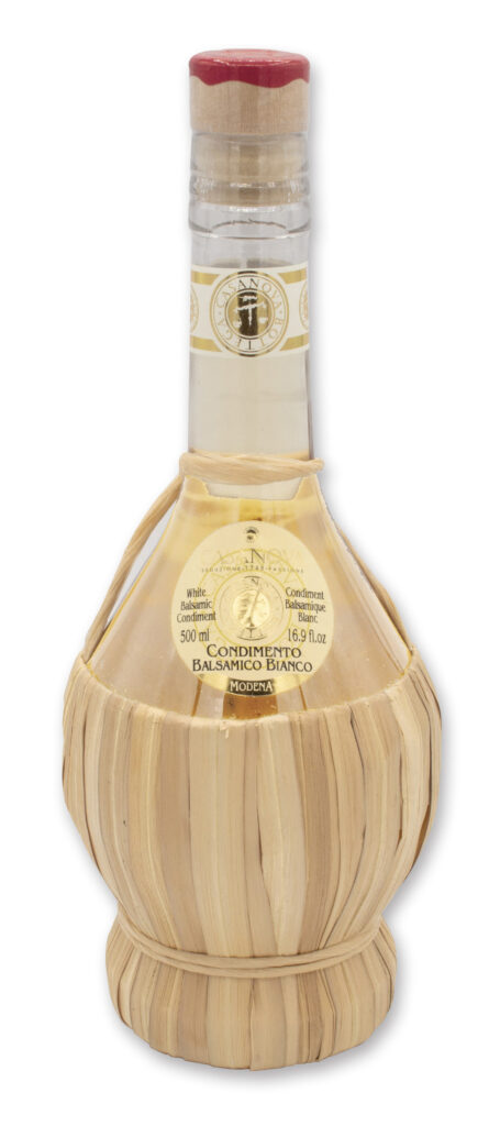 Condimento Balsamico Bianco Qualit&agrave; 5 500 ml Casanova, bottiglia con rivestimento in paglia.