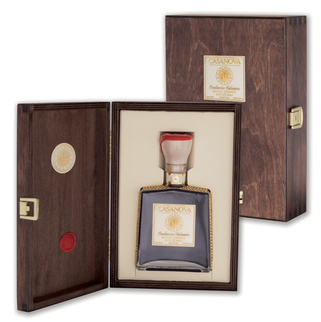 Condimento Balsamico Riserva 15 Preziosa 250 ml Casanova, bottiglia con cofanetto in legno.