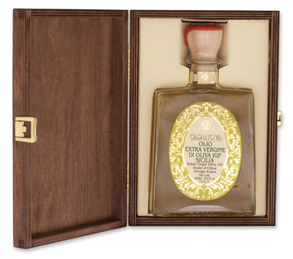 Extra Virgin Olive Oil 500 ml Casanova, bottle with wooden gift box.