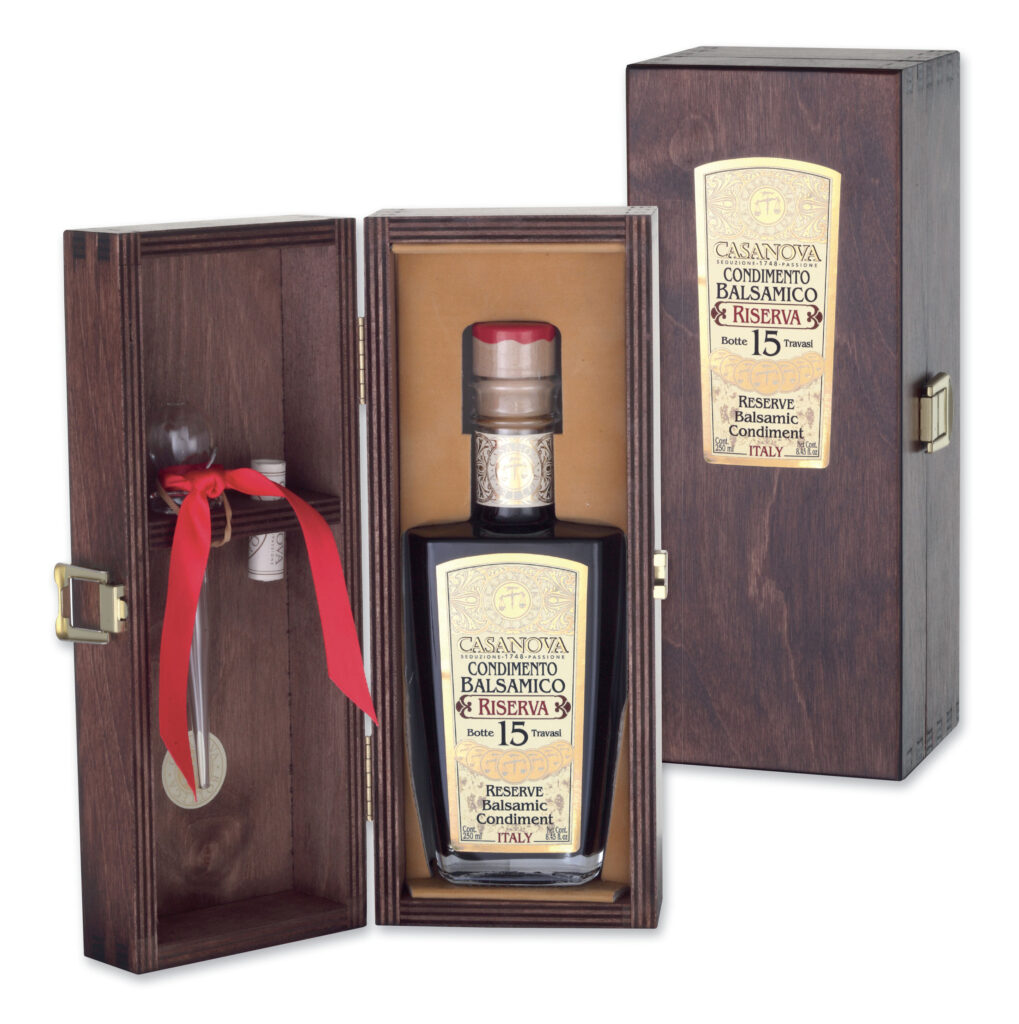 Regina Condimento Balsamico Riserva Qualit&agrave; 15 250 ml Casanova, bottiglia con cofanetto in legno.