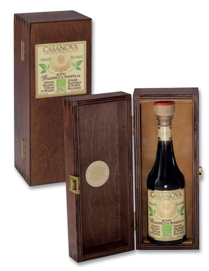 Aceto Balsamico di Modena IGP BIO Qualit&agrave; 15 250 ml Casanova, bottiglia con cofanetto in legno.